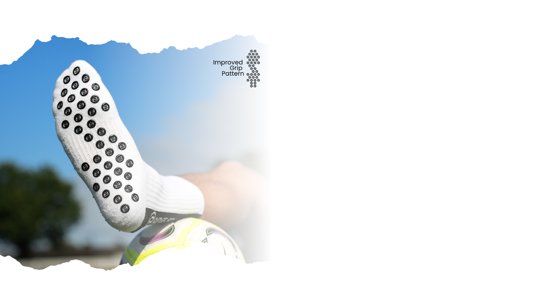 Voetballer toont onderzijde van een witte gripsokken voetbal met verbeterd grip patroon, zittend met een voetbal onder de voet tegen een blauwe luchtachtergrond.